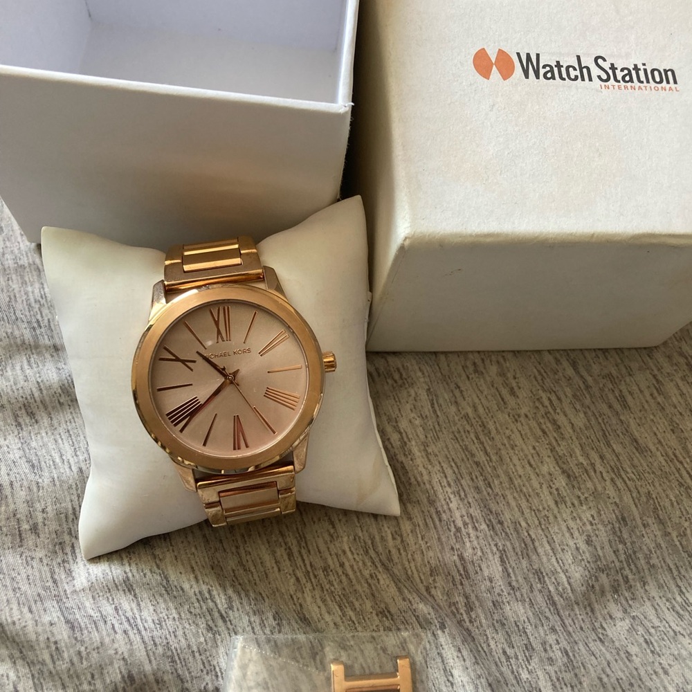 Michael Kors Gold Watch Elegant Minimalist Design